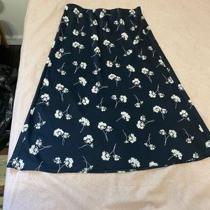 New wo tags Ann Taylor skirt size medium. Black/cream design.